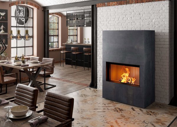 En svart fristående kamin i allrum