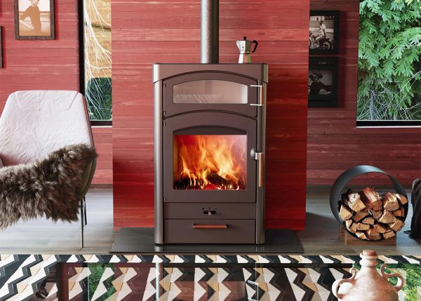 Ett rött allrum med en fristående kamin som eldar