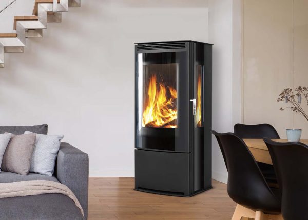 Fristående kamin som eldar