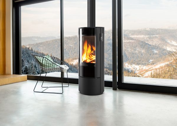 Svart fristående kamin framför glasfönster