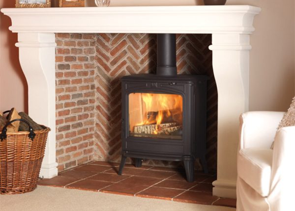 Svart fristående kamin i gjutjärn